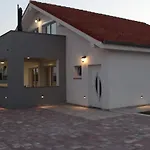 Jela فيلة *