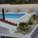 Jela فيلة