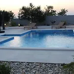 Jela فيلة