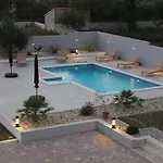 فيلة Jela *