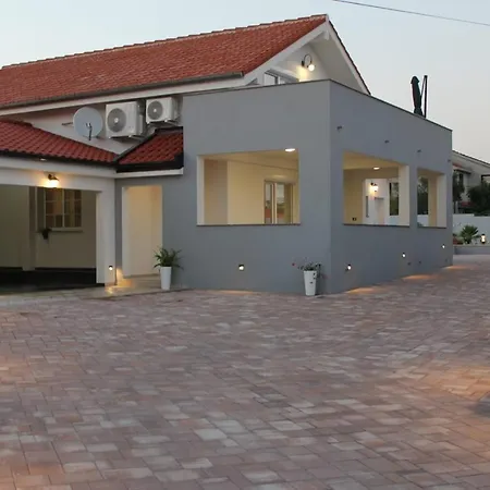 Jela Villa *