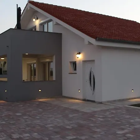 Jela Villa *