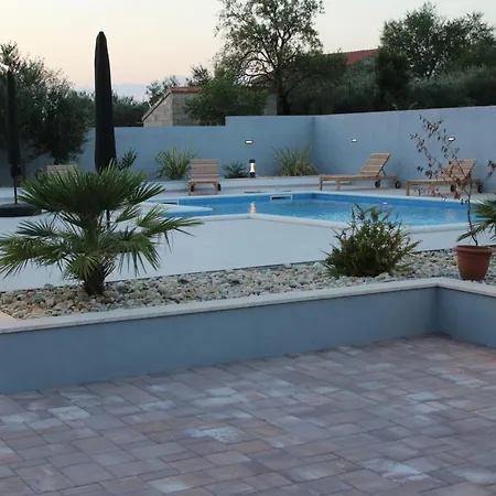 Jela Βίλα Policnik