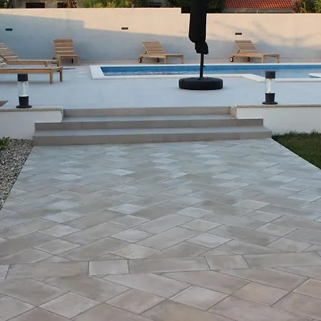 Jela Villa *