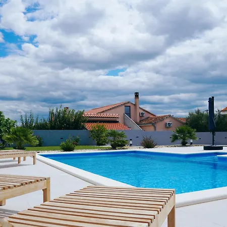 Jela فيلة Policnik