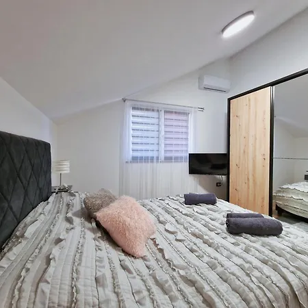 Jela فيلة Policnik