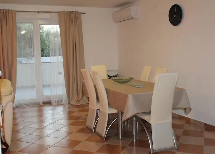 Jela فيلة Policnik