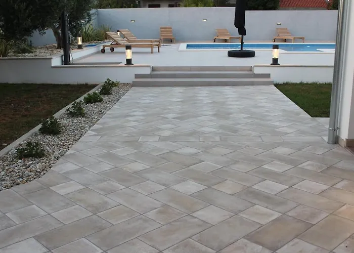 فيلة Jela Policnik