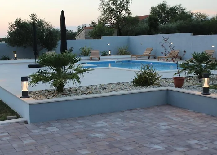 Jela فيلة Policnik