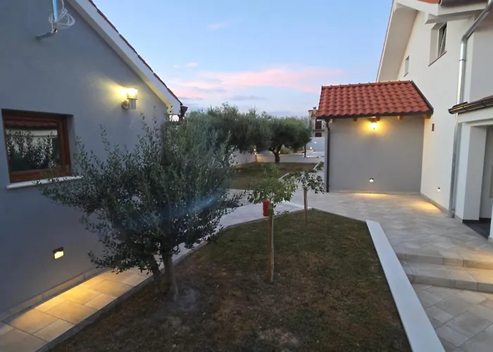 Jela فيلة Policnik