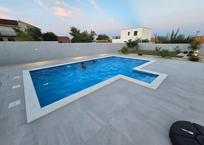 Jela فيلة Policnik