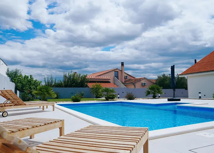 Jela فيلة Policnik