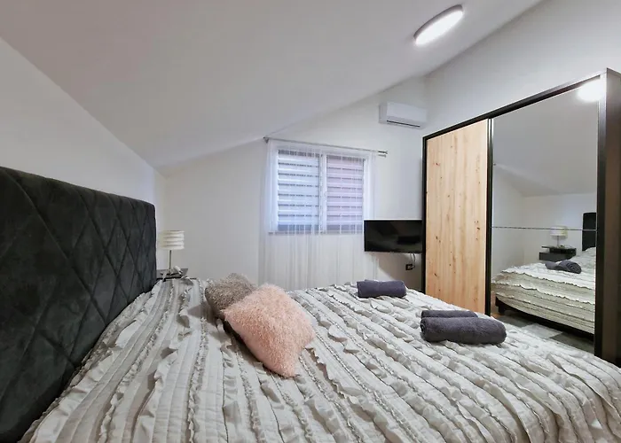 Jela فيلة Policnik